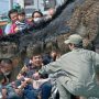 【佐野スプリングフェスティバル】お腹が空いたのか捕食タイムに突入 お客さんに齧りつくラプトルさんｗｗｗ