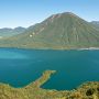 奥日光の絶景スポット、半月山展望台から望む男体山に中禅寺湖(と八丁出島) 紅葉はまだしばらく先ですが奥日光にお越しの際はここは押さえておきましょう 問題は山を一つ登らないとこの展望台に辿り着けない事ですがｗ (ﾟ∀ﾟ; ｱｾｱｾ