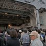 【FleetWeek 横須賀艦艇公開】音は聞こえるので演奏しているのは分かるのだが目の前には何重もの高い壁が... ぐぬぬ...(；´Д｀)