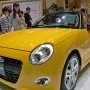 【東京モーターショー2015】前回のモーターショーではコペンの着せ替えショーが行われ大いに盛り上がったダイハツブースですが今回、コペンは完全に脇役 先代の面影を色濃く残すCOPEN Ceroが展示されていました