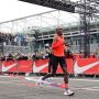Okay, nog even over Breaking 2. Je weet wel, die poging op initiatief van Nike om de eerste mens een marathon onder de twee uur te laten lopen. Bijna gelukt! Keniaan en supermens Eliud Kipchoge finishte in 2u00min24s. Dat is ongelooflijk. Als iemand in 2017 de marathonafstand kan lopen in 2 uur en 24 seconden, dan kan het natuurlijk ook in 1u59min59s. Meer over Unbroken lees je in @klaasboom's nieuwe blog! #unbroken #nike #marathon