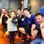 Één van de vijf heeft nog wel energie voor een volgende ronde... #zaterdagochtend #gymrats #familytime via: @pauljeursen