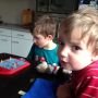 T speelt Mensch voor 2. K kijkt. 