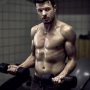 Ik ben er van overtuigd dat mijn vriend Filemon in zes maanden tijd verder had kunnen komen, zonder steroïden. Met een ander type training en een moderner dieet. Het is ook jammer dat hij het plezier in trainen niet heeft ontdekt. Het uiterlijk kan beter niet je doel zijn, hoe je eruit ziet is hoogstens een gevolg van wat je doet. En toch ben ik ook wel een beetje trots op hem. Vol overgave erin, een betrokken maker en een fijne, eigenzinnige tv-persoonlijkheid.