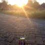 De romantische zaterdagavond van een plaatjesdraaiert: in de zon een blikje lauw bier wegtikken op de parkeerplaats.