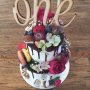 De beste vriendinnen van mijn vrouw bakken taarten... @lifeofpieamsterdam Ze maakten deze toren van een taart voor ons één jarig jubileum vandaag. Ik zou nu kunnen zeggen dat ik hem bijna niet durf aan te snijden, omdat hij zo mooi is. Maar dat zou een leugen zijn.