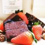 Chocolade liefhebbers opgelet! @ekopura heeft een heerlijk recept voor proteïne brownies.

Wat heb je nodig:
– 65gram Ekopura smooth cacao – 3 eieren
– 13 gram cacao
– 3 gram bakpoeder
– 150ml melk
– Vleugje vanille extract
– 50 gram pure chocolade (bij voorkeur zo hoog mogelijk % cacao)

Hoe maak je de brownies:
1: Voeg alle ingrediënten samen, op de pure chocolade na!
2: Vervolgens ga je dit ongeveer 3 minuten mixen.
3: Breek de pure chocolade in kleine stukjes.
4: Na het mixen voeg je de stukjes chocolade toe en roer je deze in het beslag.
5: Verwarm de oven voor op 180 graden en pak een bakvorm, ik heb een cakevorm gebruikt.
6: Giet het beslag er in en zet het in de oven voor 15 minuten.
7: Na 15 minuten haal je het uit de oven. Het klopt dat de brownie zacht is, houd je hier niet van, zet hem dan nog iets langer in de oven. Eet smakelijk! #brownie #proteinesnack #recept