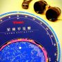 スマートホンAppの星図もリアルタイムで便利なんだけど、最近コレを使いこなそうと思って。時間によっての見え方の前後関係や空間が大変解りやすい、アナログもいいね！！！