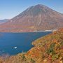【中禅寺湖】半月山駐車場から色付く湖畔と男体山を望む