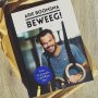 Dit is Beweeg!, een boek boordevol tips, trainingen en verhalen. Elk hoofdstuk begint met een veel gehoord excuus, of een reden waarom mensen niet aan sporten toekomen. Geen tijd, te moe aan het einde van een werkdag, kinderen, geen energie, weet niet wat ik moet doen, vind het saai, en ga zo maar door. En voor elk van die redenen krijg je dan tips, schema's  en inspirerende verhalen zodat je wel aan trainen toekomt, het wél volhoudt en er wél plezier in krijgt. Voor vrouwen en mannen dus die wel een zetje kunnen gebruiken in 2017. Maak er wat van, lieve mensen. Je krijgt er veel terug! Link in bio! #vandaagbestellenmorgeninhuis