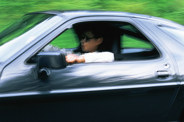 植田徹撮影「漆黒の車でドライビング」