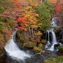 今朝の竜頭の滝・滝壺の紅葉はこんな感じ 右側の木々の落葉が始まっていたのでピークは超えたかなって気がします 来週末までは保たないかなぁ・・・