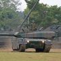 【武器学校・土浦駐屯地開設63周年記念行事】最後は戦車隊が前進してきての一礼でアトラクションは終了 いつの間にが後ろが凄い事になってたｗ