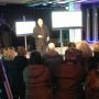 Held @astro_andre legt uit #Earthhour. 2030 rooftop concer Stevie, Douwe, Tim en Ellen. volg live op www.vara.nl 