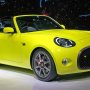 【東京モーターショー2015】新型プリウスと共にステージ上に展示されたコンセプトカーのC-HR ConceptとS-FR 人が多すぎてクルマに近づけず...orz
