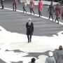 Wow dat was super cool! Net met mijn Guilia naar de modeshow van chanel in parijs geweest. Wat een baas die Karl! 