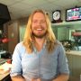 kijk nog maar es goed naar die belachelijk lange blonde lokken van @pieterkok. ze gaan er zo live in #effeekdom af! 