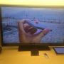 Ruimdenkend: in Apple Store Knox Street draaien ze een iPhone 5s valtest-film van Android Authority op een tv-scherm.