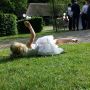 Bruidsmeisje rolt even door het gras... #cs